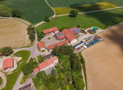 Gemeinde Niederbergkirchen Landkreis Mühldorf Oberhofen Luftaufnahme (Dirschl Johann) Deutschland MÜ